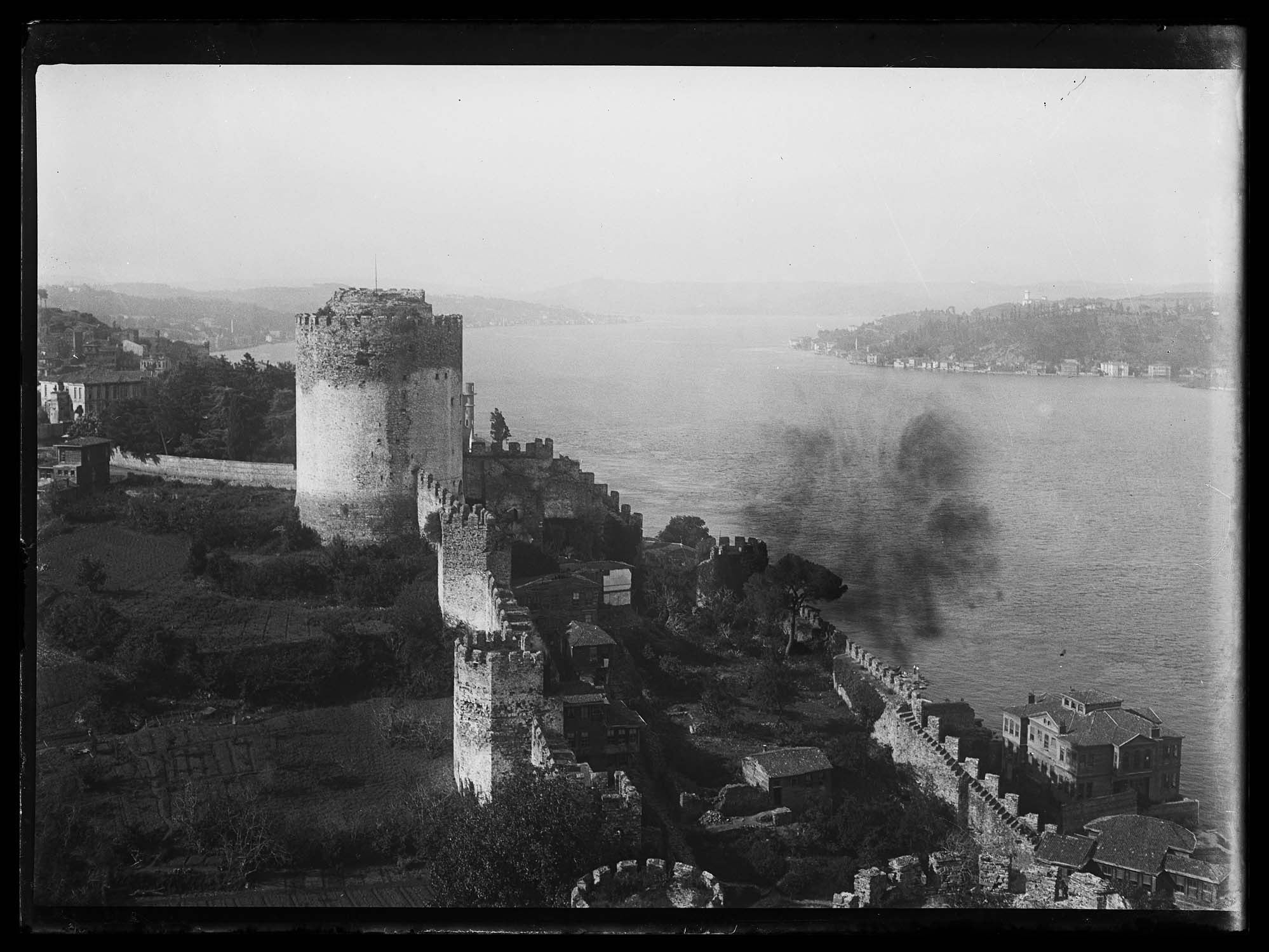 La tour A et les courtines de l’ouest, avec le Bosphore au second plan